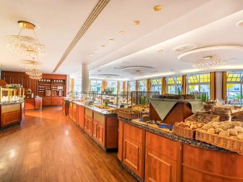 Das Frühstücksbuffet genießen... Das Frühstücksbuffet genießen...