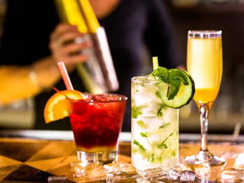 Spritzige Cocktailkreationen Spritzige Cocktailkreationen