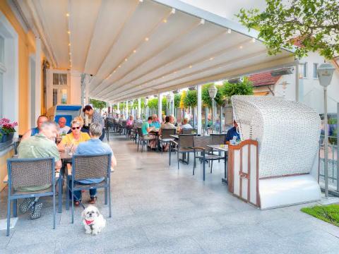 Auf der großzügigen Terrasse 