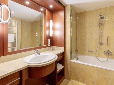 Ein Badzimmer mit Wanne Ein Badzimmer mit Wanne