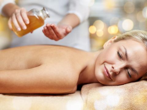 Unser Therapeut stellt Ihnen die vier Elemente-Öle vor und Sie wählen das passende Aroma-Öl für Ihr individuelles Massageerlebnis.