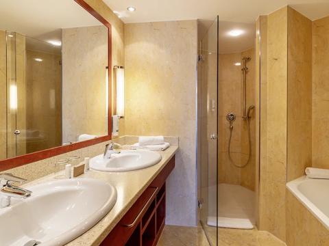 Bad mit Dusche und Wanne Bad mit Dusche und Wanne