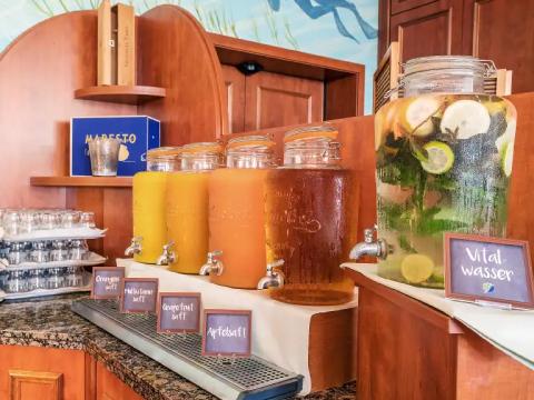 Frische Säfte und unser Vitalwasser Frische Säfte und unser Vitalwasser