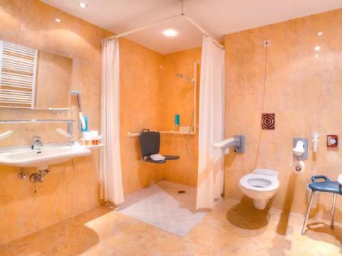 Bad mit Notfall-Ruf und Haltegriffen