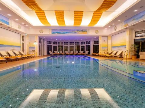 Abendliche Stimmung im Innenpool Abendliche Stimmung im Innenpool