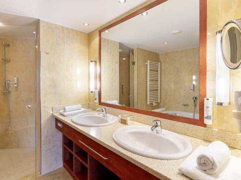 Bad mit Dusche und Wanne Bad mit Dusche und Wanne