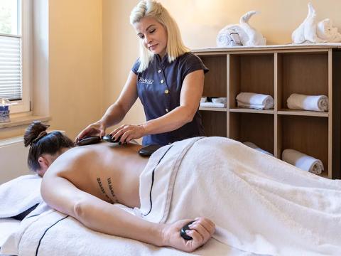 Klassische Wohlfühl-Massagen mit fließenden Massagegriffen, warmem Öl und der Kraft der 4 Elemente Klassische Wohlfühl-Massagen mit fließenden Massagegriffen, warmem Öl und der Kraft der 4 Elemente