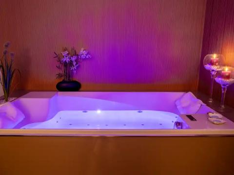 Private SPA mit Partner-Whirlwanne Private SPA mit Partner-Whirlwanne