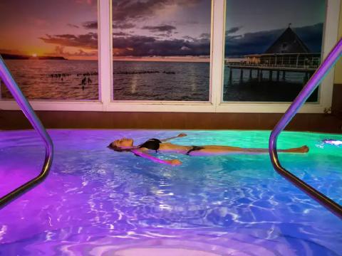 Schwerelos im Salzwasserschwebebad fühlen Schwerelos im Salzwasserschwebebad fühlen