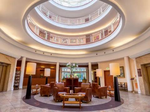 Lichtdurchflutete Lobby Lichtdurchflutete Lobby