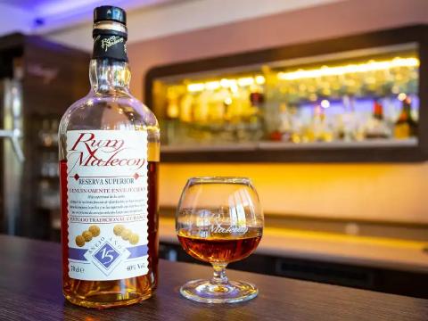 Auswahl an Rum-Spezialitäten