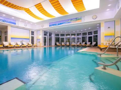 Genießen Sie die Schwerelosigkeit und lassen Sie sich vom warmen Wasser tragen Genießen Sie die Schwerelosigkeit und lassen Sie sich vom warmen Wasser tragen