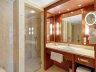 Komfort-Doppelzimmer Superior Straßenseite - Bad mit Dusche & Wanne