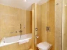 Komfort-Doppelzimmer Superior Straßenseite - Bad mit Dusche & Wanne