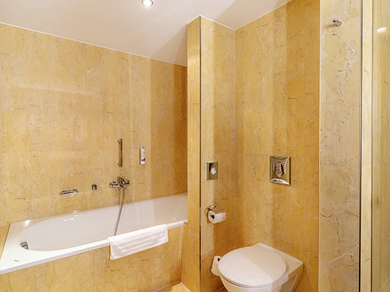 Komfort-Doppelzimmer Superior Straßenseite - Bad mit Dusche & Wanne