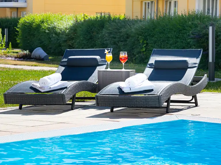 Sonnenliegen erwarten Sie