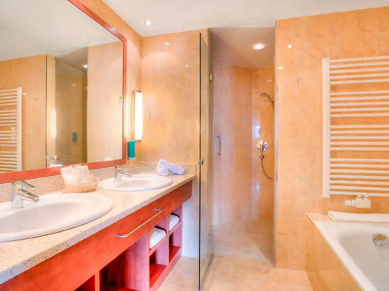 Badezimmer mit Wanne und Dusche
