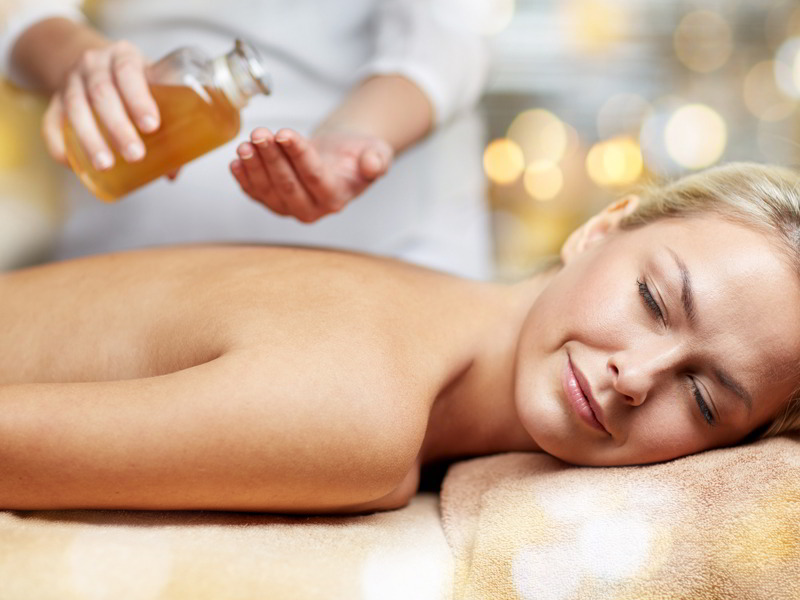 Unser Therapeut stellt Ihnen die vier Elemente-Öle vor und Sie wählen das passende Aroma-Öl für Ihr individuelles Massageerlebnis. Unser Therapeut stellt Ihnen die vier Elemente-Öle vor und Sie wählen das passende Aroma-Öl für Ihr individuelles Massageerlebnis.